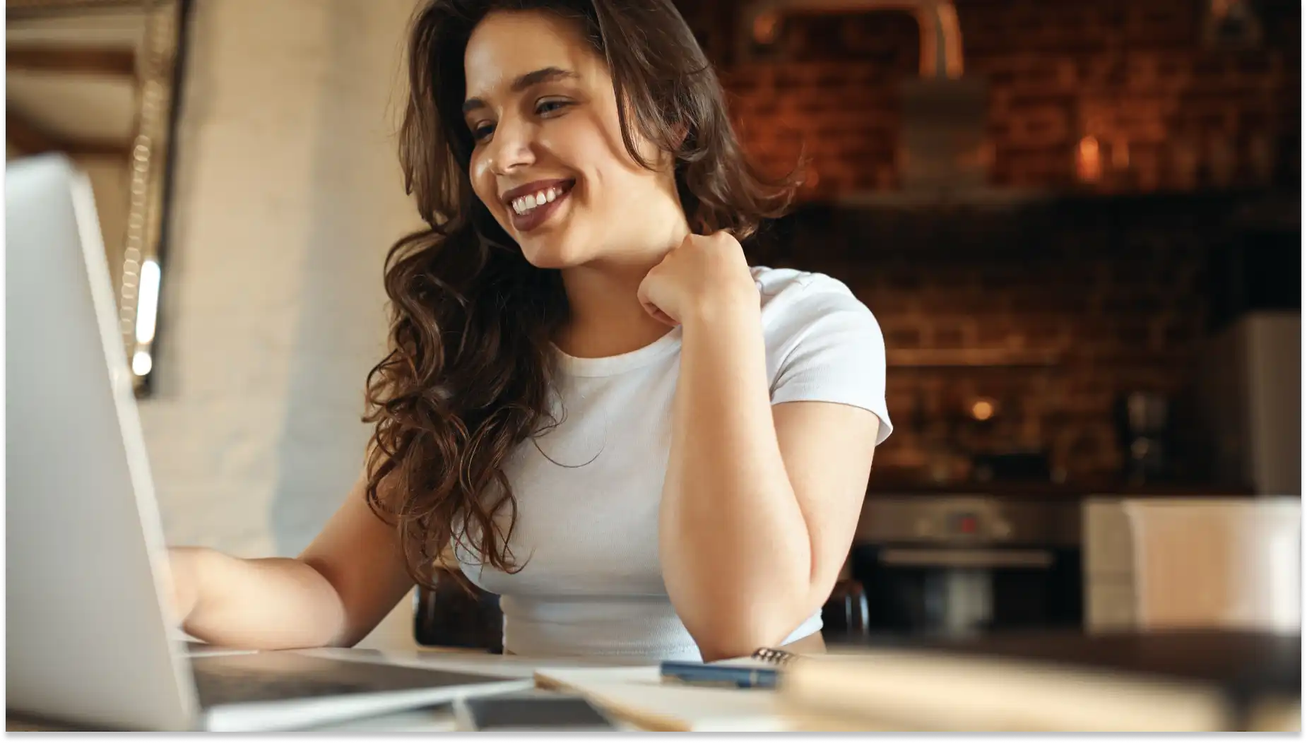Jovem mulher sorridente usando computador portátil em ambiente acolhedor, analisando habilidades em alta, ideal para trabalhar ou estudar em casa, promovendo produtividade e bem-estar.