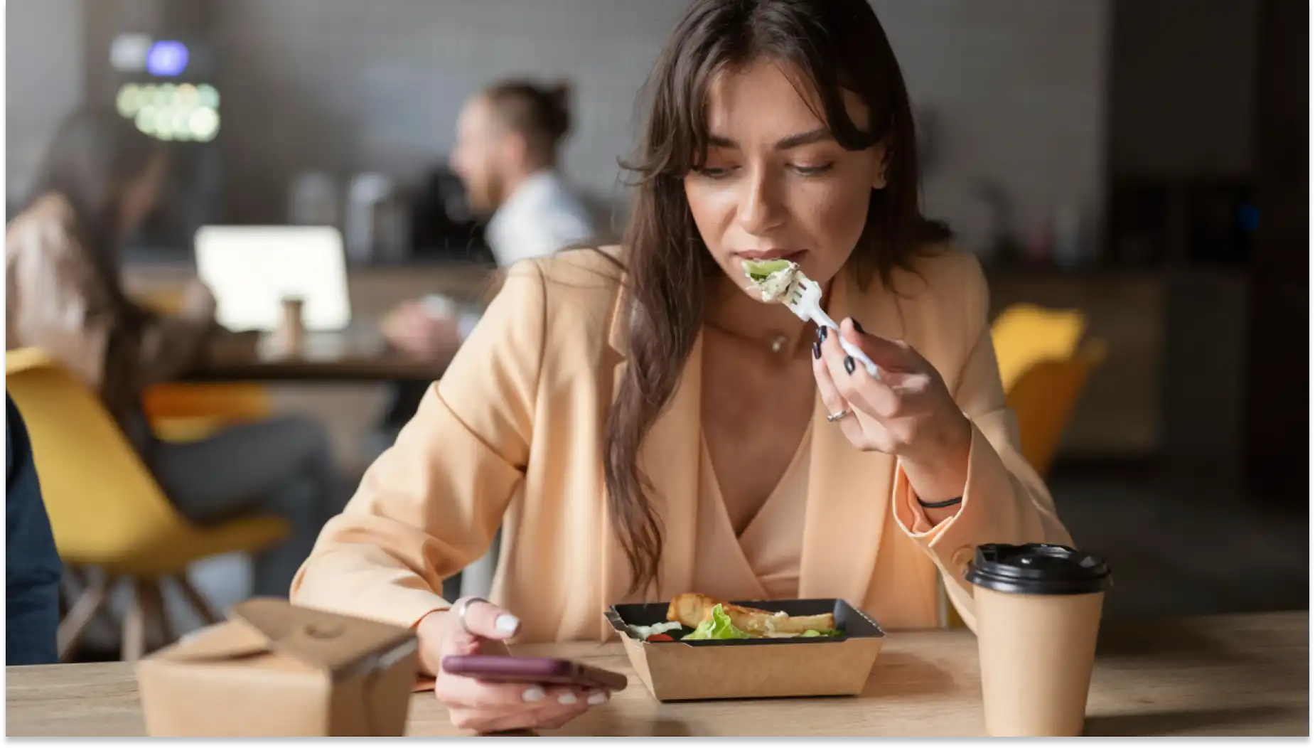 Mulher jovem disfrutando de uma refeição saudável em um restaurante, com comida bem apresentável e ambiente moderno ao fundo representando o PAT.