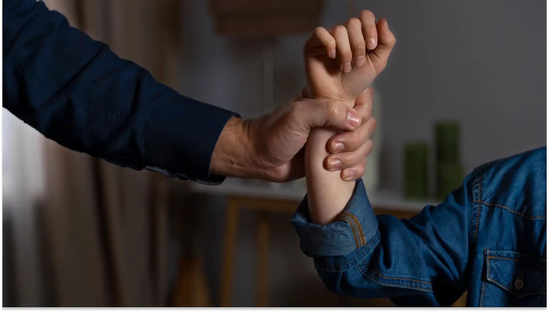 Imagem de confronto físico, com as mãos entrelaçadas e uma luta de força, representando assédio sexual.