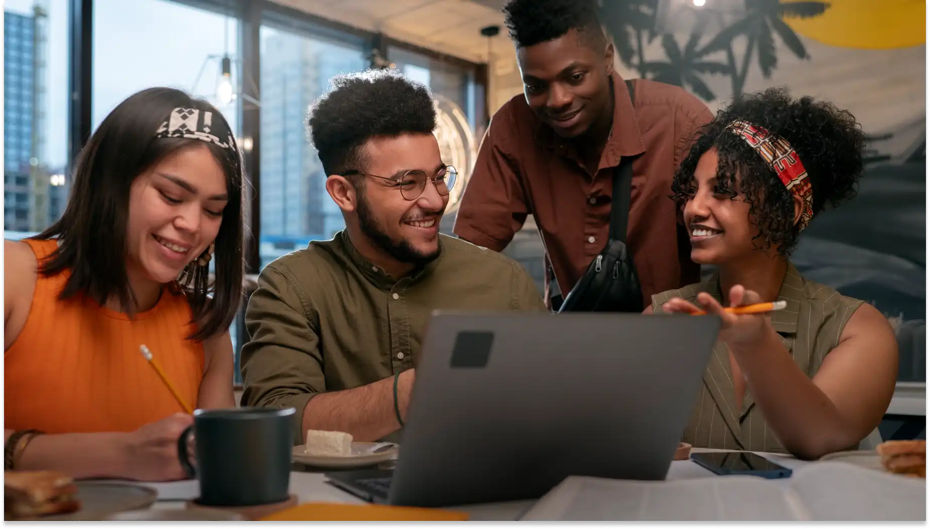 Grupo de jovens profissionais discutindo ideias de trabalho em uma reunião, destacando a baixa taxa de engajamento no trabalho de 29% segundo pesquisa.