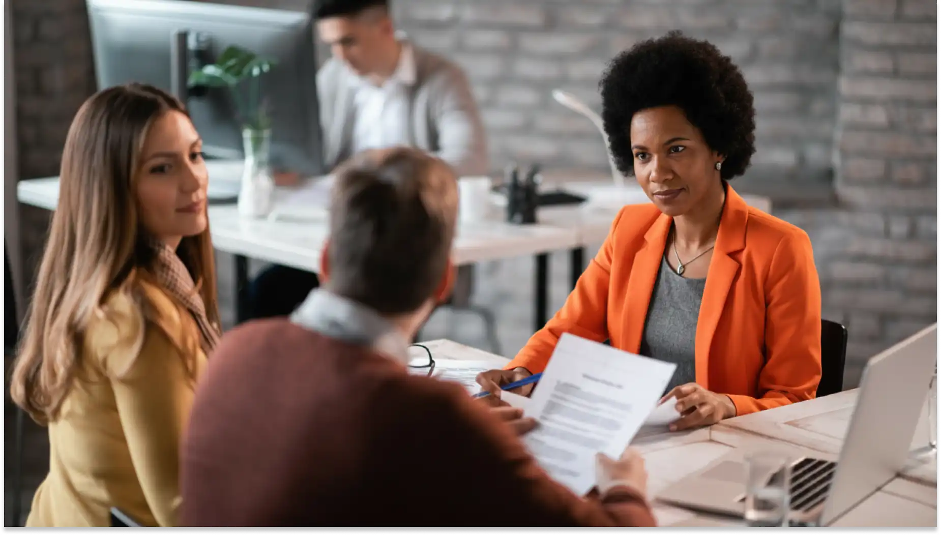 Reunião recrutamento de profissionais de diferentes origens em escritório moderno, discutindo estratégias de trabalho e oportunidades de crescimento profissional.