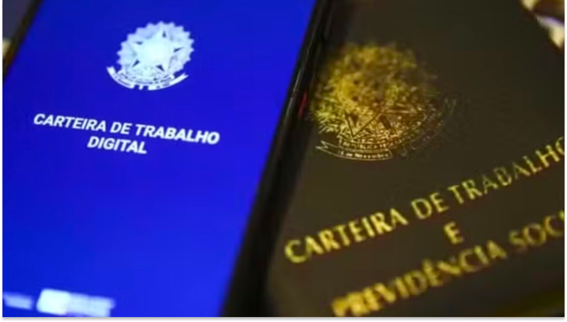 Imagem de capa do relatório de transparência salarial, com fundo azul e elementos coloridos, destacando a importância da transparência nas informações salariais.