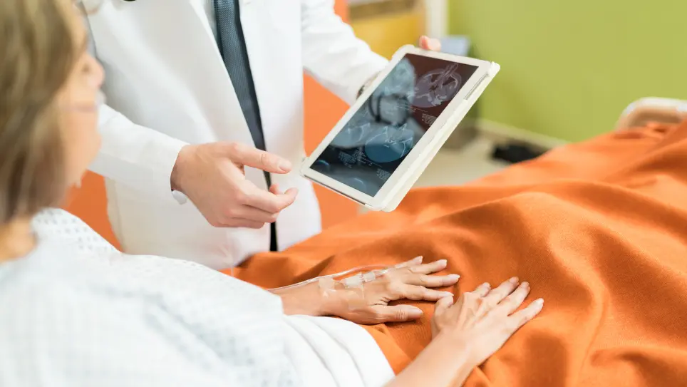 Trabalhador em escritório brasileiro segura documento de exame médico durante expediente, representando o direito à ausência remunerada para cuidados com a saúde garantido por nova lei.