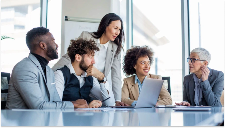 Equipe diversificada de profissionais discutindo transformação digital e os desafios na liderança que limitam os ganhos com inteligência artificial