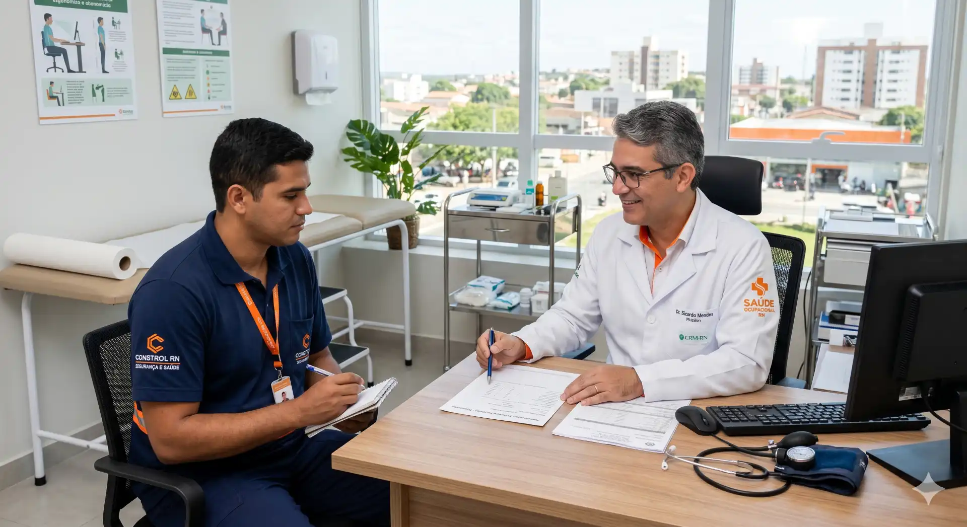 Profissional de Medicina do Trabalho realizando avaliação com funcionário em consultório moderno, destacando a importância da saúde ocupacional para as empresas