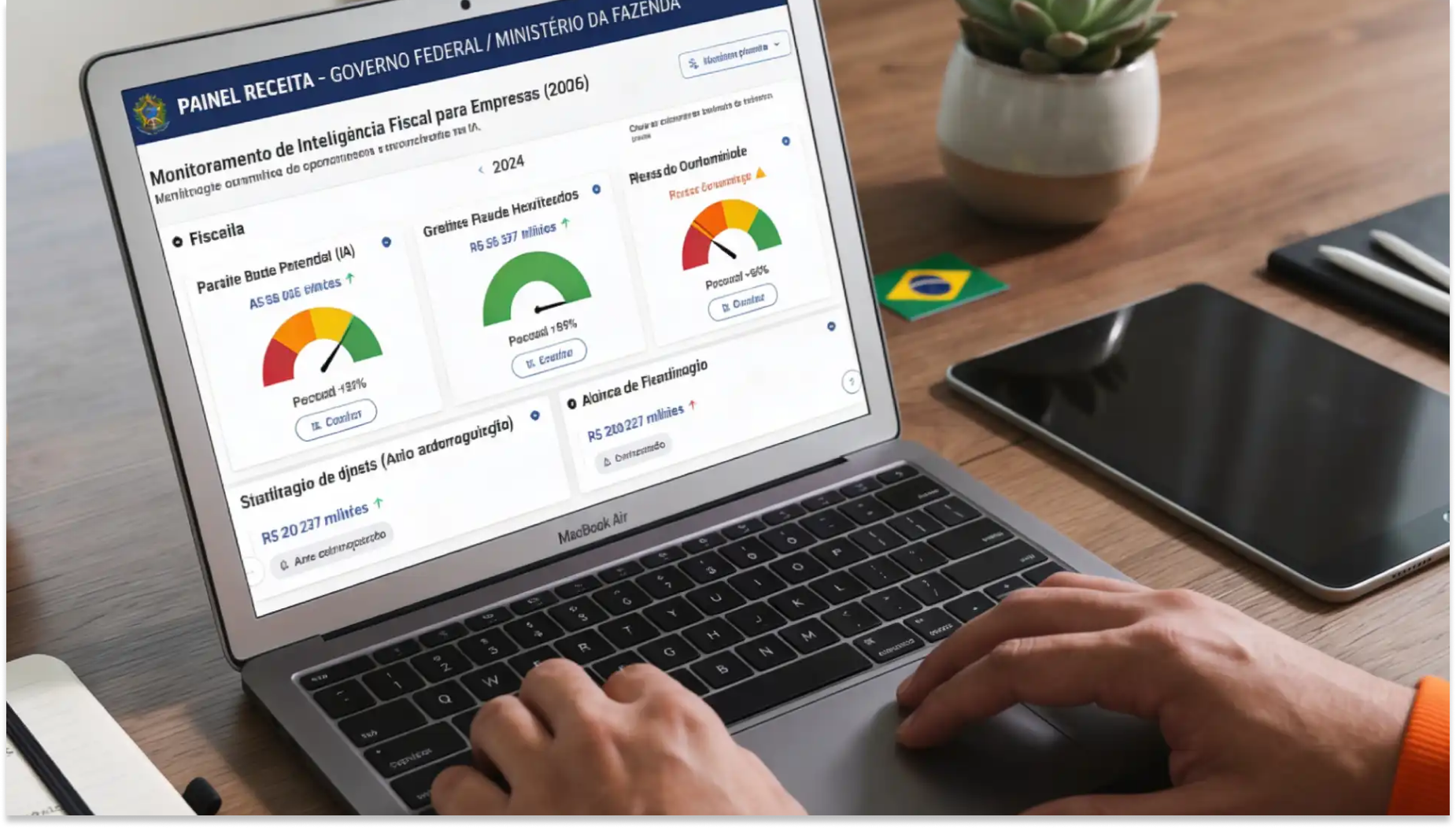 Pessoa usando notebook em mesa de escritório com painel receita do governo federal na tela, gráficos e indicadores de monitoramento fiscal para empresas.