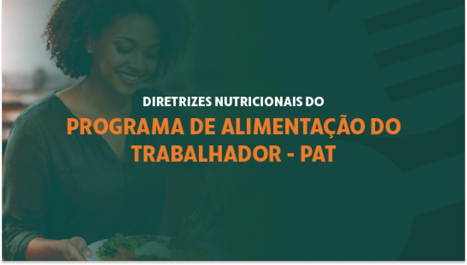 Mulher sorridente em ambiente interno, com folhagem e alimento na mão, sobre fundo verde com texto “DIRETRIZES NUTRICIONAIS DO PROGRAMA DE ALIMENTAÇÃO DO TRABALHADOR - PAT”.
