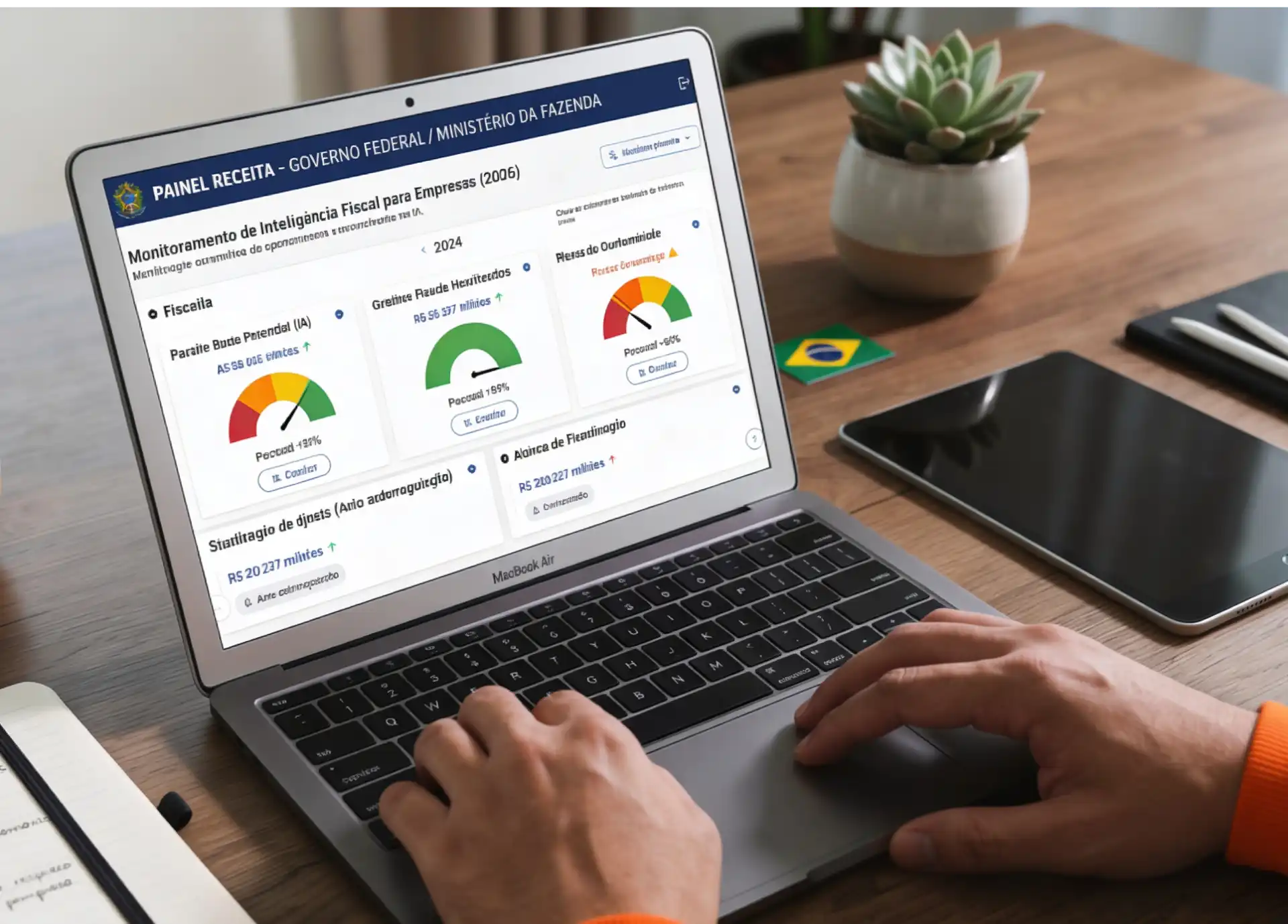 Pessoa analisando um painel de monitoramento de inteligência fiscal do governo federal em um laptop, com uma planta suculenta ao fundo.
