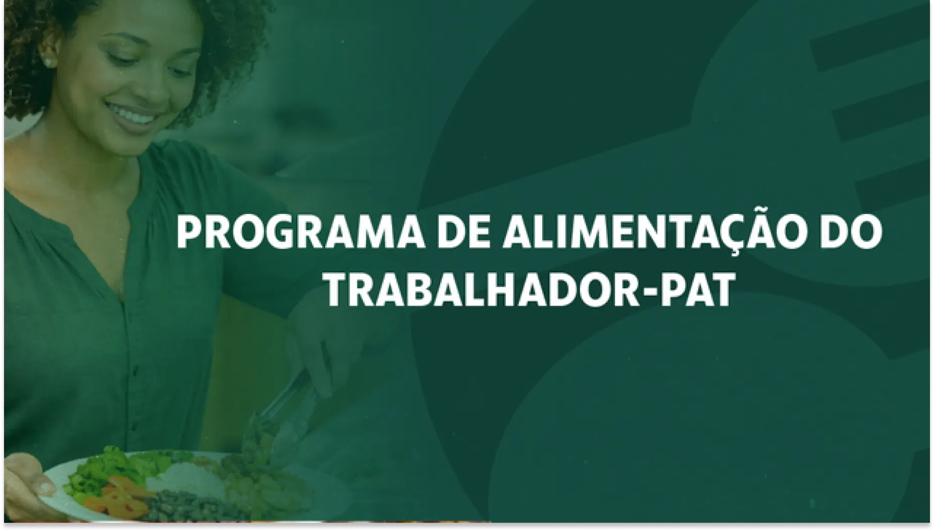 Mulher sorridente e trabalhando em uma mesa com alimento, com texto em destaque “Programa de Alimentação do Trabalhador-PAT”, em fundo verde e atmosfera corporativa.