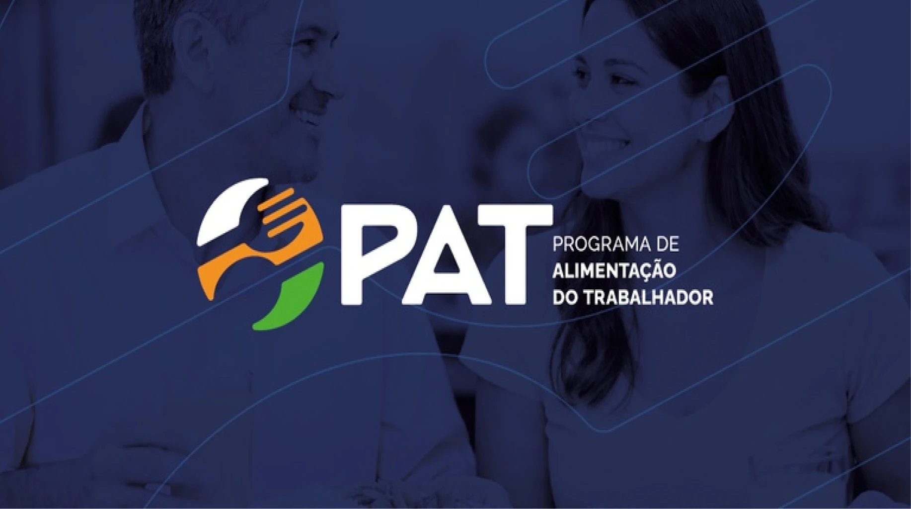 Banner azul com o logotipo do NOVO PAT e a frase “PROGRAMA DE ALIMENTAÇÃO DO TRABALHADOR”, com duas pessoas ao fundo trabalhando e sorrindo.