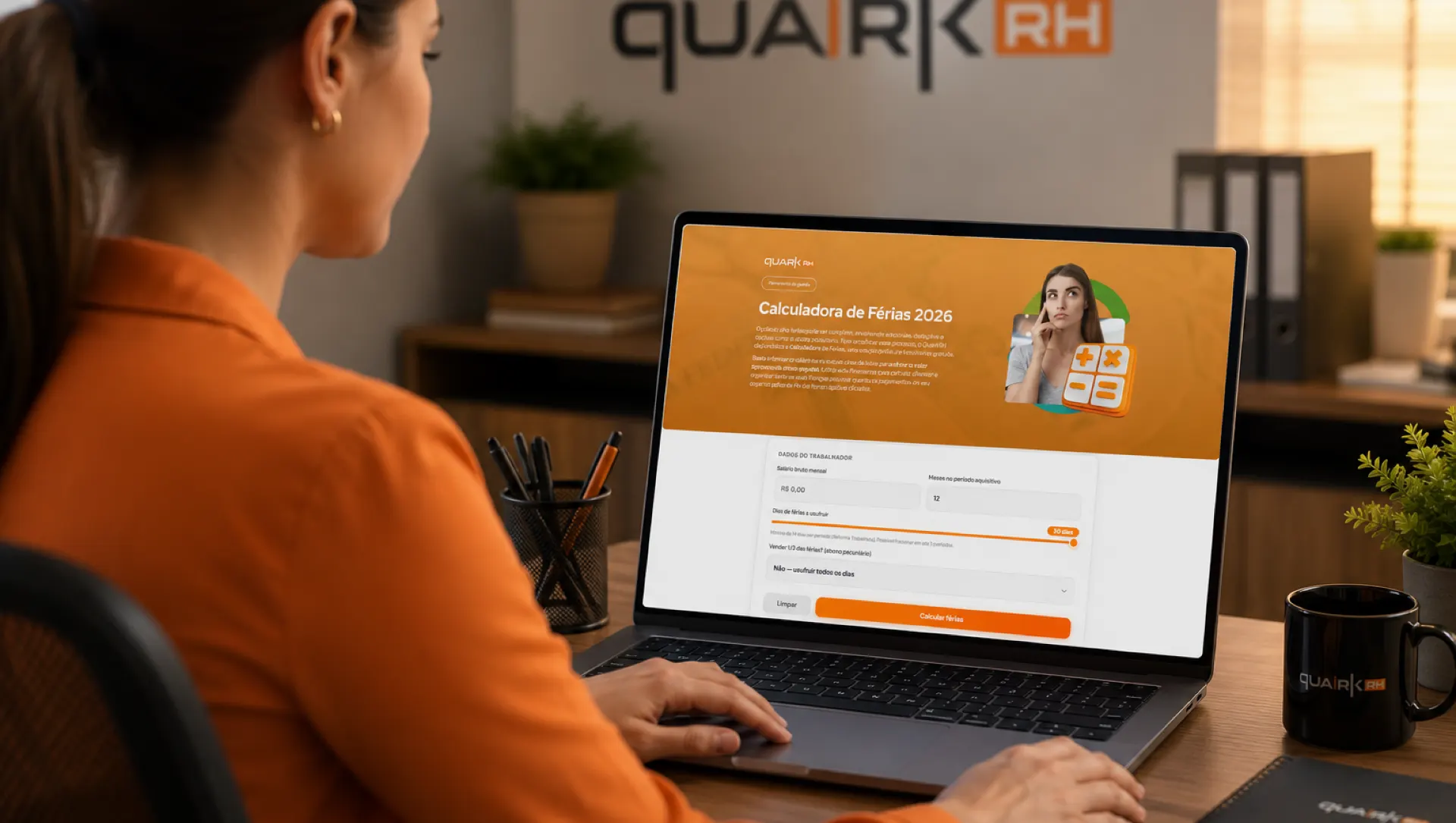 Pessoa usando um notebook com a tela “Calculadora de Férias 2026” da Quark RH para fazer o cálculo completo de férias grátis no escritório.