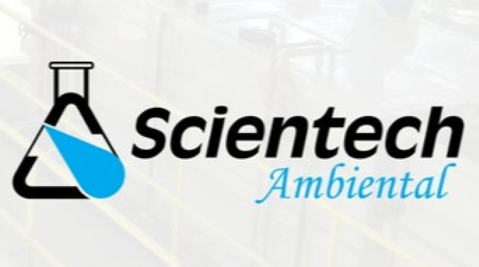 Logo Scientech Ambiental com símbolo de laboratório e frasco erlenmeyer, além do texto “Scientech” e “Ambiental” em destaque.
