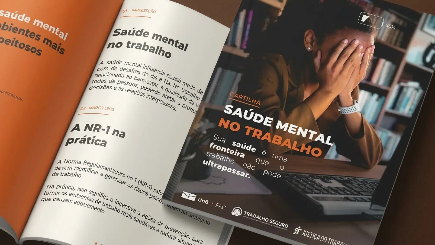 Revista e cartilha sobre saúde mental no trabalho, com capa ao lado de uma imagem de pessoa com rosto coberto em frente ao computador, sugerindo estresse e apoio psicológico.
